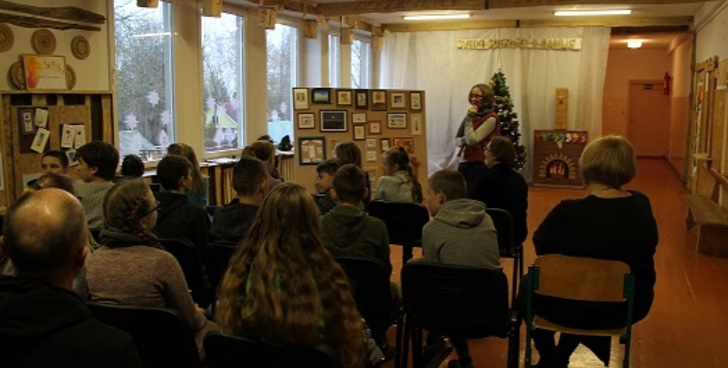 Daujėnų pagrindinėje mokykloje atidaryta pirmoji dailininkės kaligrafės Janinos Margytės Booth...