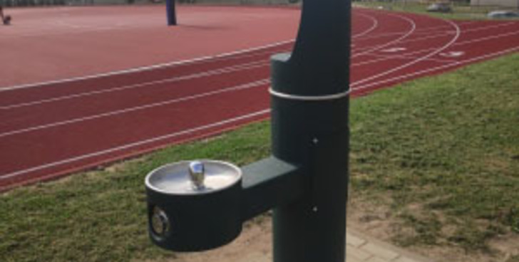 Atnaujintame sporto aikštyne  - geriamojo vandens kolonėlė