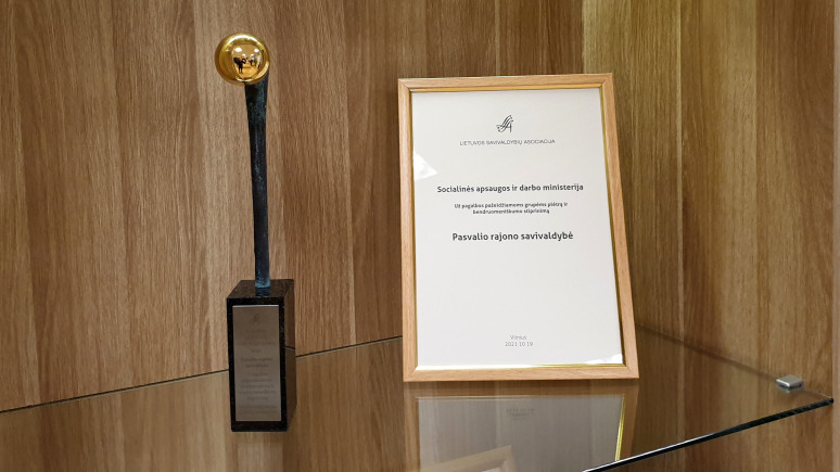 Pasvalio rajono savivaldybei įteiktas svarbiausias metų apdovanojimas – „Auksinė krivūlė“