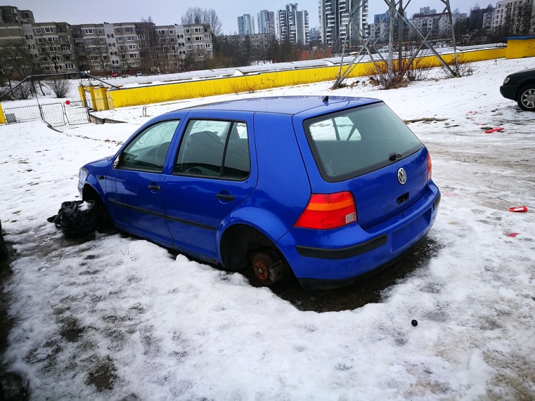  Be priežiūros palikti automobiliai iš kiemų ir gatvių dar nedingo