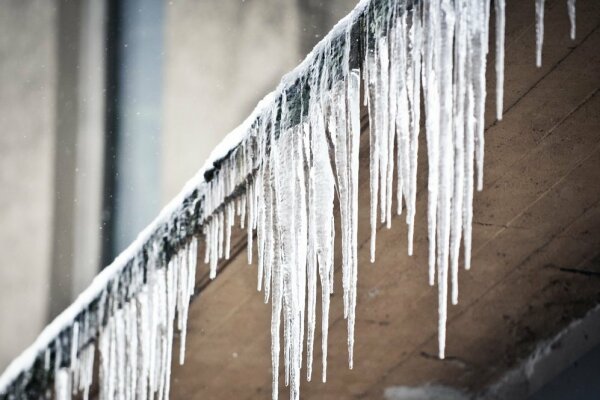 Žiemą stogo valymas ir varveklių šalinimas – rūpestis pastato prižiūrėtojui