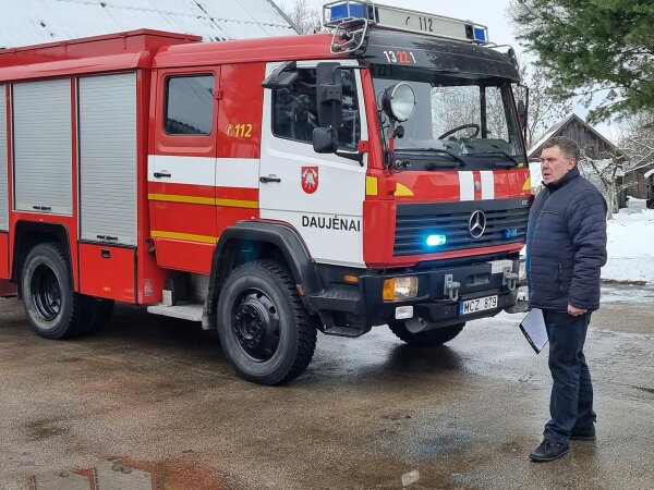 Daujėnų ugniagesių komanda turi naują ugniagesių automobilį