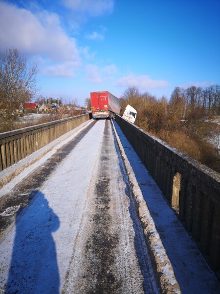 Švobiškio kaime, ant tilto, įvyko avarija, tiltas nepravažiuojamas