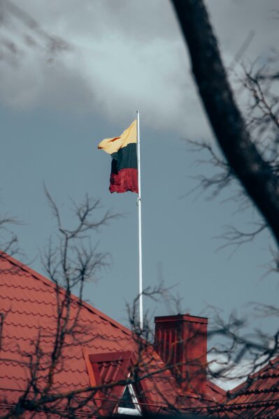 ATMINTINĖ GYVENTOJAMS: VALSTYBĖS VĖLIAVOS KĖLIMAS