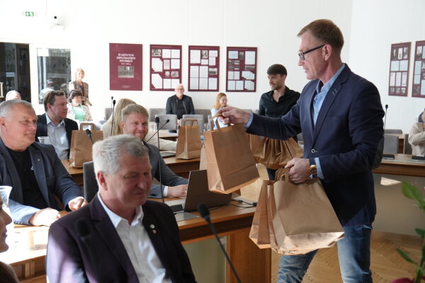 Tarybos nariams pristatyta rankinio klubo Pasvalio „Pieno žvaigždės“ veikla