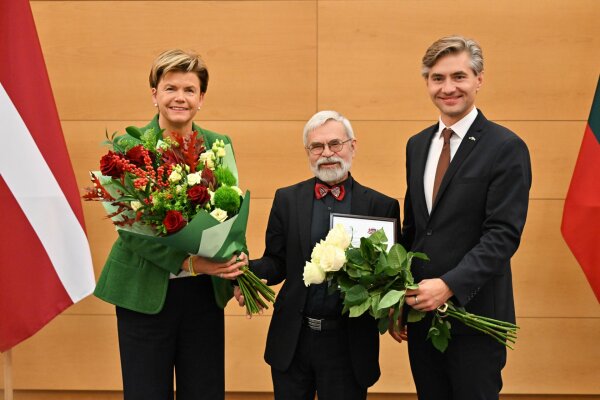 Lietuvos ir Latvijos užsienio reikalų ministrai apdovanojo poetą, vertėją ir eseistą Vladą Braziūną