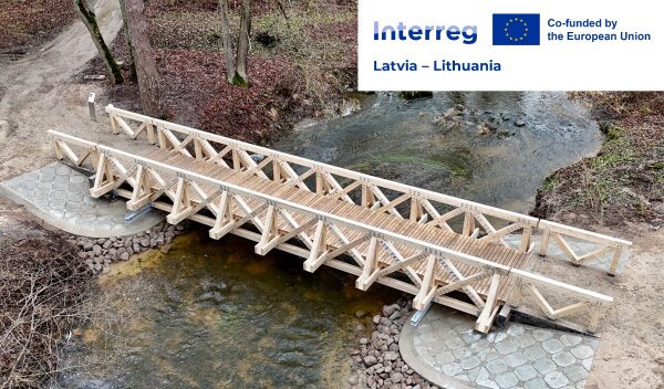 Pėsčiųjų tiltas sujungė Mažupės krantus Joniškėlio dvaro parke