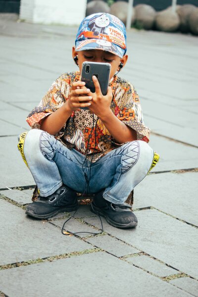 Telefonas vaikui: socialinis bilietas ar spąstai? Specialistai paaiškino, kur slypi didžiausios...