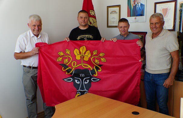 Pasvalio krašto vėliava – į naują kelionę su „Tu vėjo paklausk...“ komanda