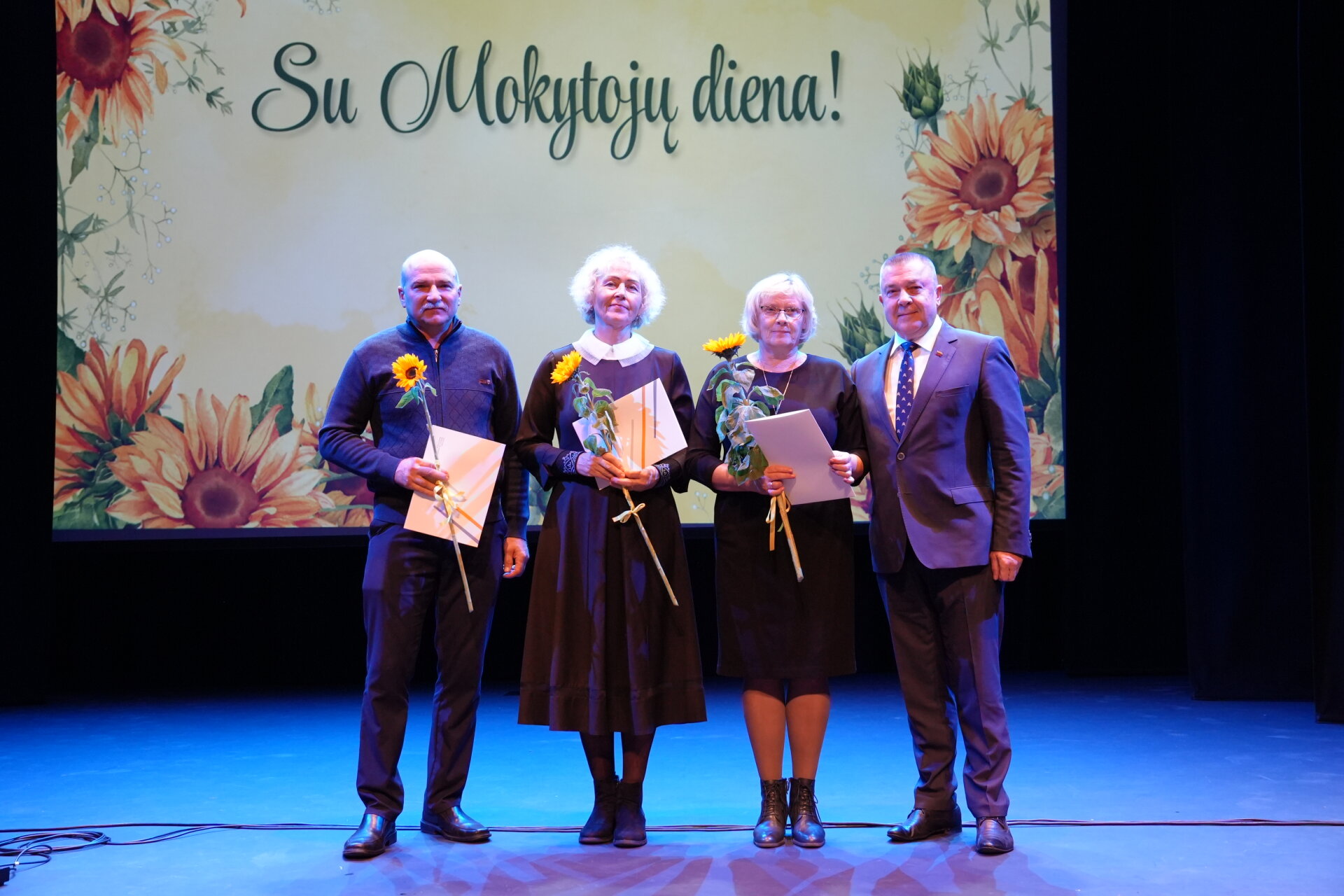 Lietuvos Respublikos Seimo narys Antanas Matulas (dešinėje) su Lietuvos Respublikos Švietimo ir sporto ministerijos padėkas gavusiais Pasvalio rajono mokytojais
