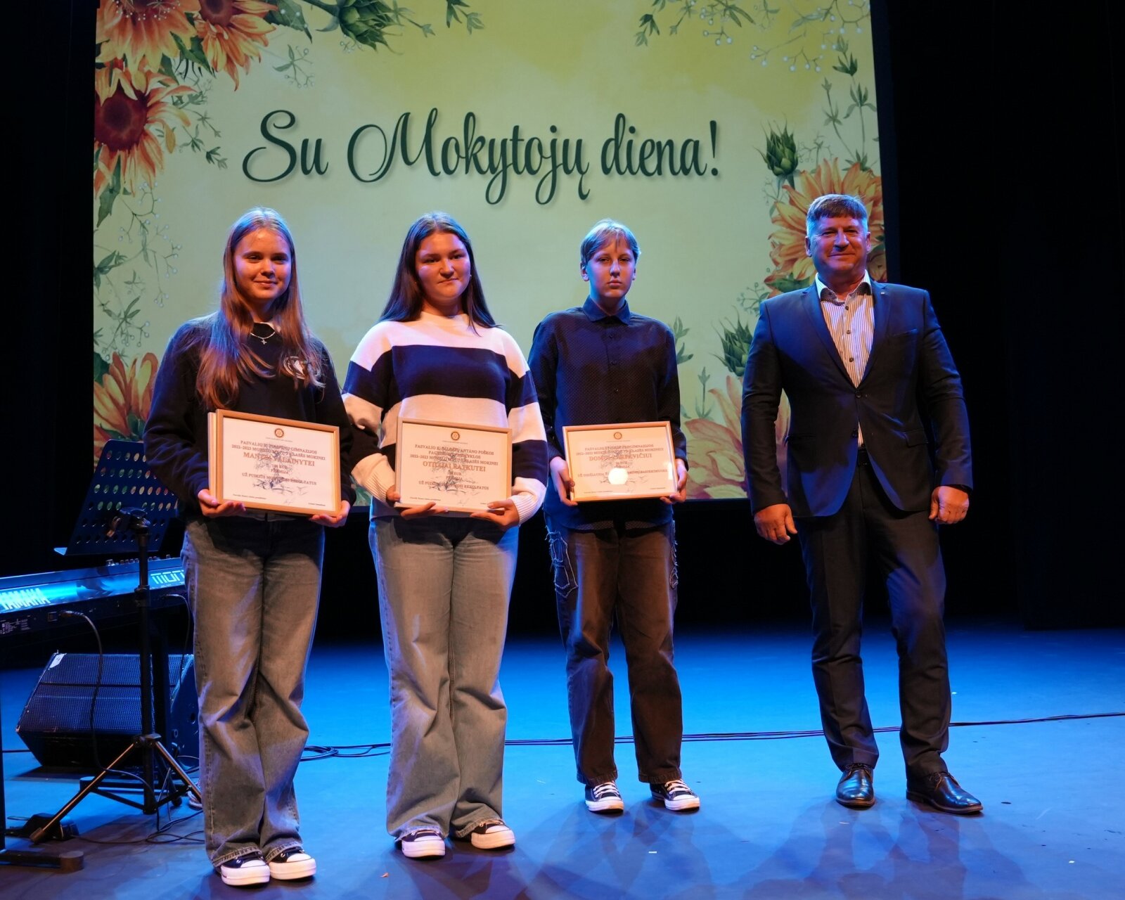 Lietuvos Rotary klubo atstovas Arūnas Samulionis (dešinėje) kartu su už puikius mokymosi rezultatus premijas gavusiais Pasvalio rajono mokiniais