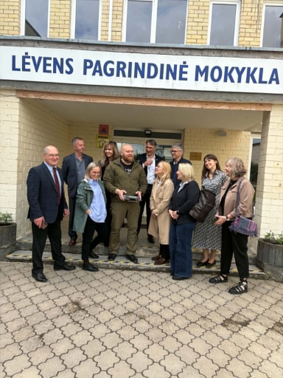 Susitikimo akimirka šalia Pasvalio Lėvens pagrindinės mokyklos įėjimo