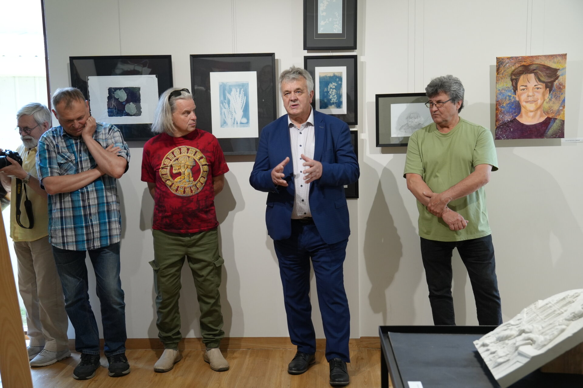 Pasvalio rajono menininkų klubo „Rats“ parodos atidarymo akimirka. Nuotraukoje iš kairės į dešinę: medžio skulptorių stovyklos „Šilo geniai“ nariai Kęstutis Krasauskas ir Saulius Lampickas, Pasvalio rajono savivaldybės administracijos direktorius ir „Šilo genių“ stovyklos globėjas Povilas Balčiūnas, stovyklos „Šilo geniai“ narys Adolfas Teresius