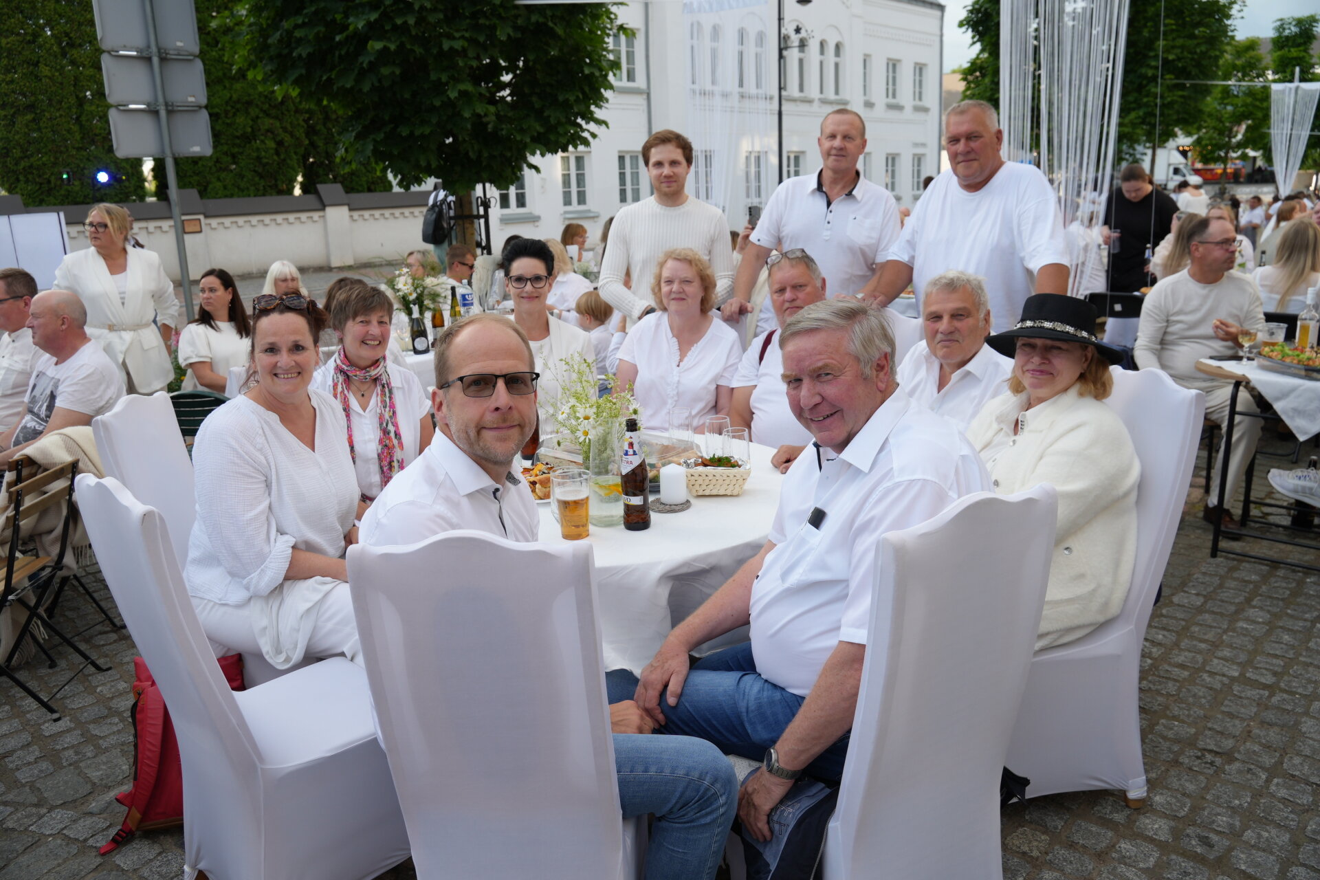 Baltosios vakarienės akimirka. Obernkirchen (Vokietija) savivaldybės delegacijos nariai su draugais iš Pasvalio rajono