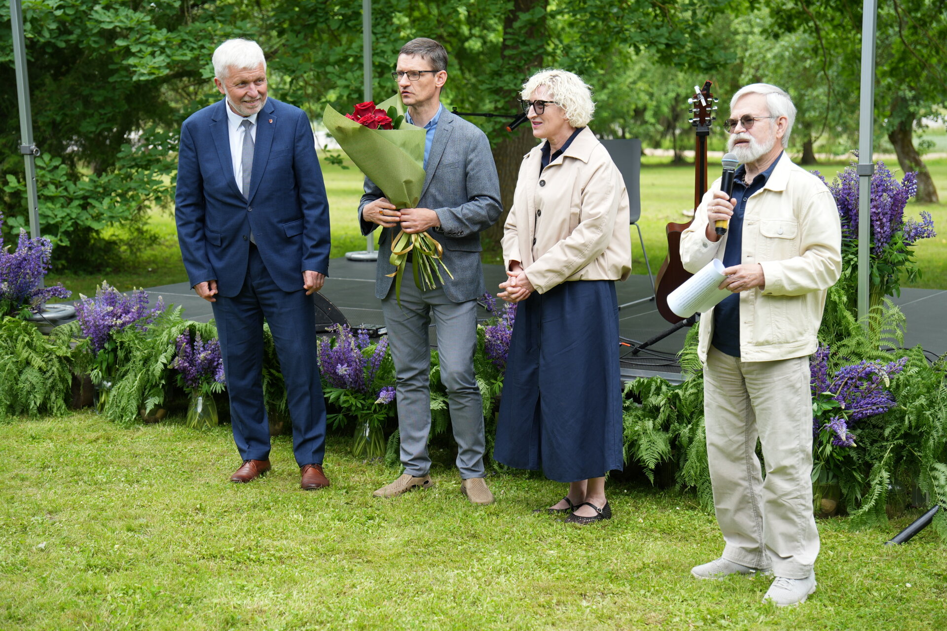 Pasvalio rajono Bernardo Brazdžionio literatūrinės premijos įteikimo akimirka. Nuotraukoje iš kaiės į dešinę: Pasvalio rajono savivaldybės meras Gintautas Gegužinskas, Pasvalio rajono Bernardo Brazdžionio literatūrinės premijos laureatas Justas Jasėnas, Pasvalio rajono Bernardo Brazdžionio literatūrinės premijos vertinimo komisijos pirmininkė ir Savivaldybės tarybos narė Asta Simonaitė, Pasvalio rajono Bernardo Brazdžionio literatūrinės premijos vertinimo komisijos narys ir Pasvalio krašto garbės pilietis Vladas Braziūnas.