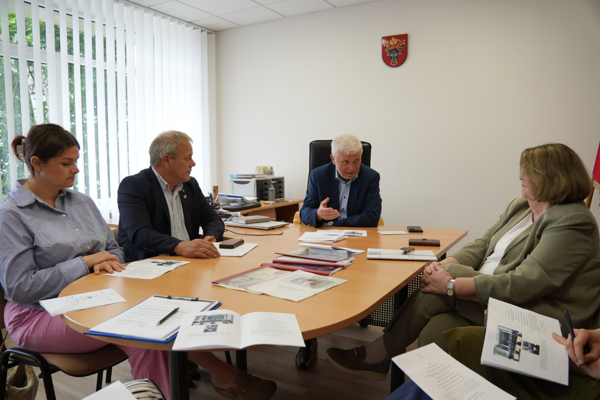 Susitikimo pas Savivaldybės merą akimirka. Nuotraukoje iš kairės į dešinę: Drangedal (Norvegijos karalystė) delegacijos nariai Nadja Marie Dukefoss, Drangedal savivaldybės komiteto narė ir Dag Arild Brødsjømoen, mero pavaduotojas ir Drangedal savivaldybės komiteto narys, Pasvalio rajono savivaldybės meras Gintautas Gegužinskas, Marit Kolloen, Drangedal savivaldybės komiteto pirmininkė, Pasvalio krašto garbės pilietė