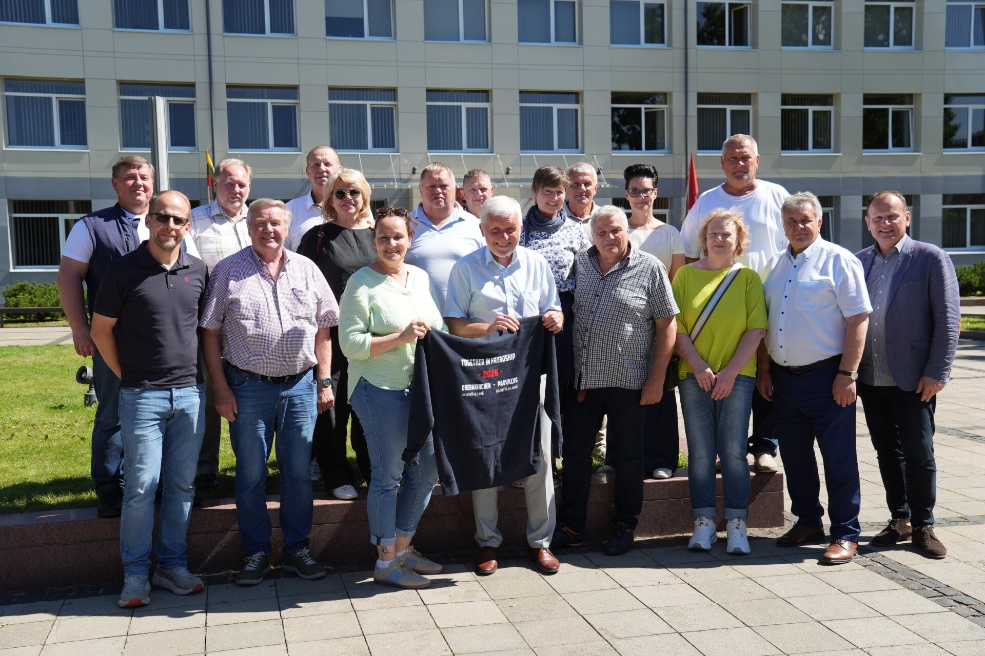 Obernkirchen (Vokietija) savivaldybės delegacijos nariai su Pasvalio rajono savivaldybės atstovais šalia Savivaldybės pastato po susitikimo
